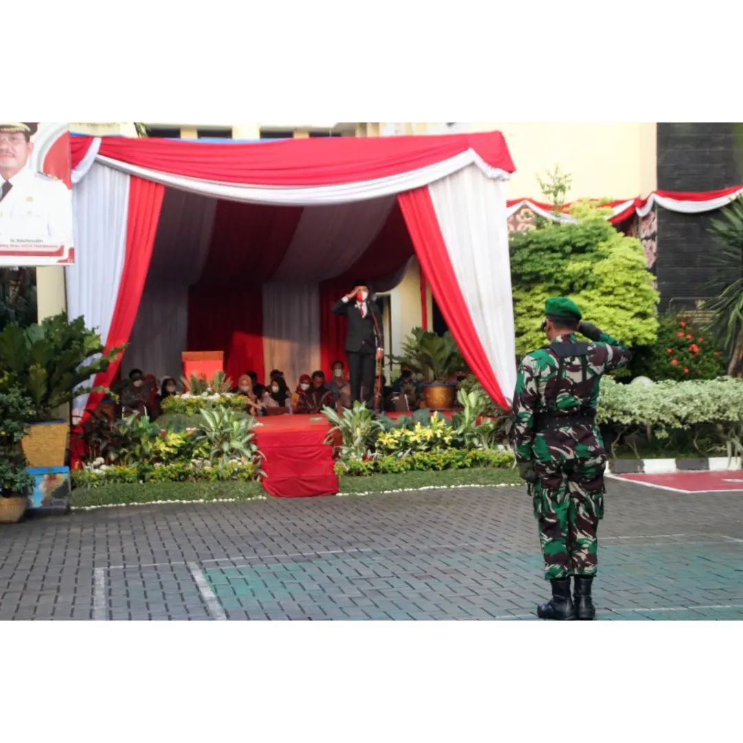 KEC PERIUK Penurunan Bendera Merah Putih Sekcam Periuk Jadi Inspektur