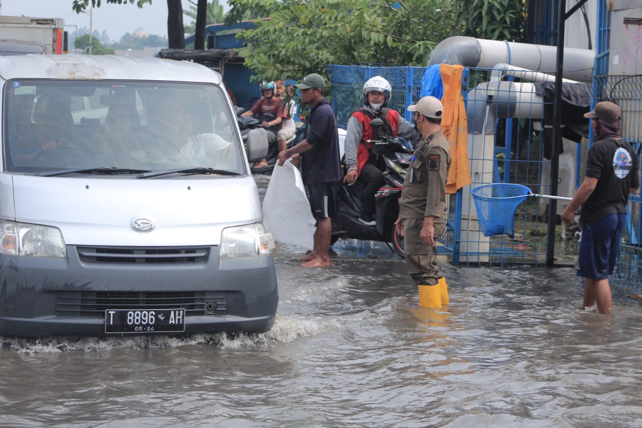 Kec Periuk Pastikan Kondisi Aman Camat Periuk Cek Kondisi Jalan Pasca