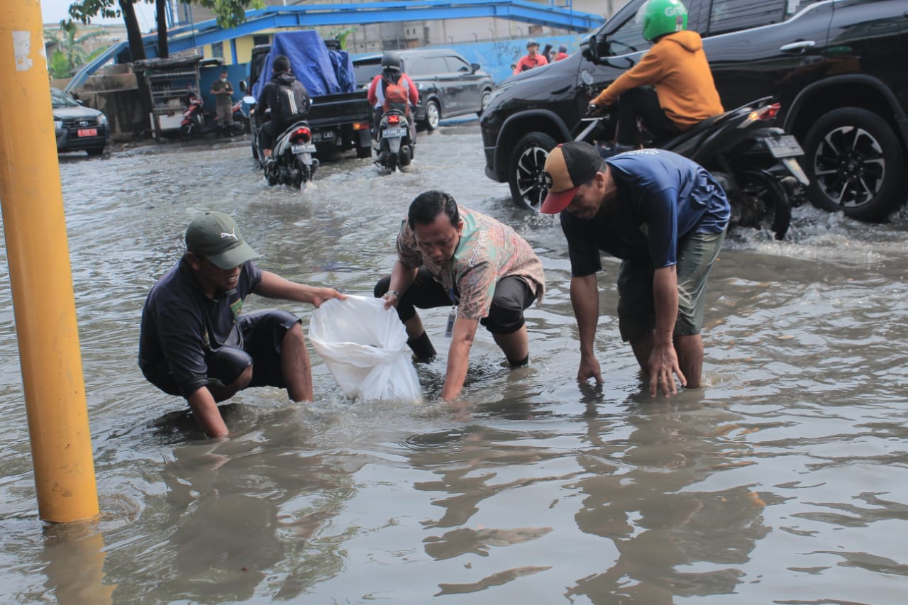 KEC PERIUK Pastikan Kondisi Aman Camat Periuk Cek Kondisi Jalan Pasca